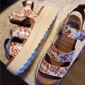 Hey Dude Delray Buckle Animal - Tan/White - NWT never worn